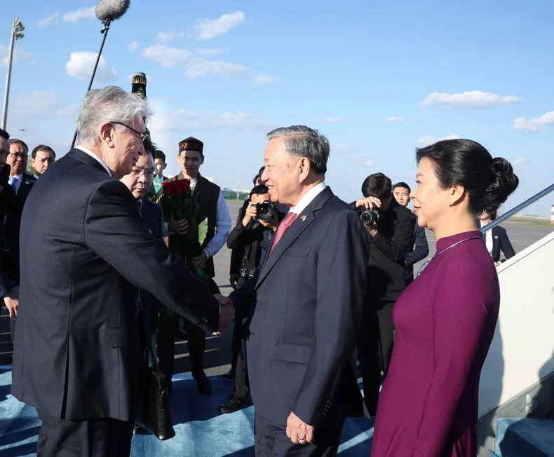 Lễ đón Tổng Bí thư Tô Lâm và bongdaso - tin bóng đá mới nhất nhân tại Sân bay quốc tế Nursultan Nazarbayev, thủ đô Astana. (Ảnh: THỐNG NHẤT/TTXVN).