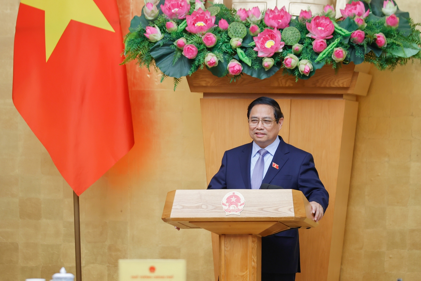 Thủ tướng Chính phủ đánh giá tình hình kinh tế - xã hội 4 tháng đạt kết quả tích cực trên hầu hết các lĩnh vực. Ảnh: VGP 