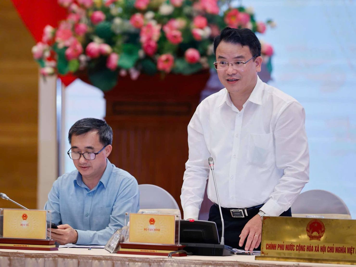 Thứ trưởng Bộ Tài chính Trần Quốc Phương trả lời báo chí tại buổi họp báo. Ảnh: VGP