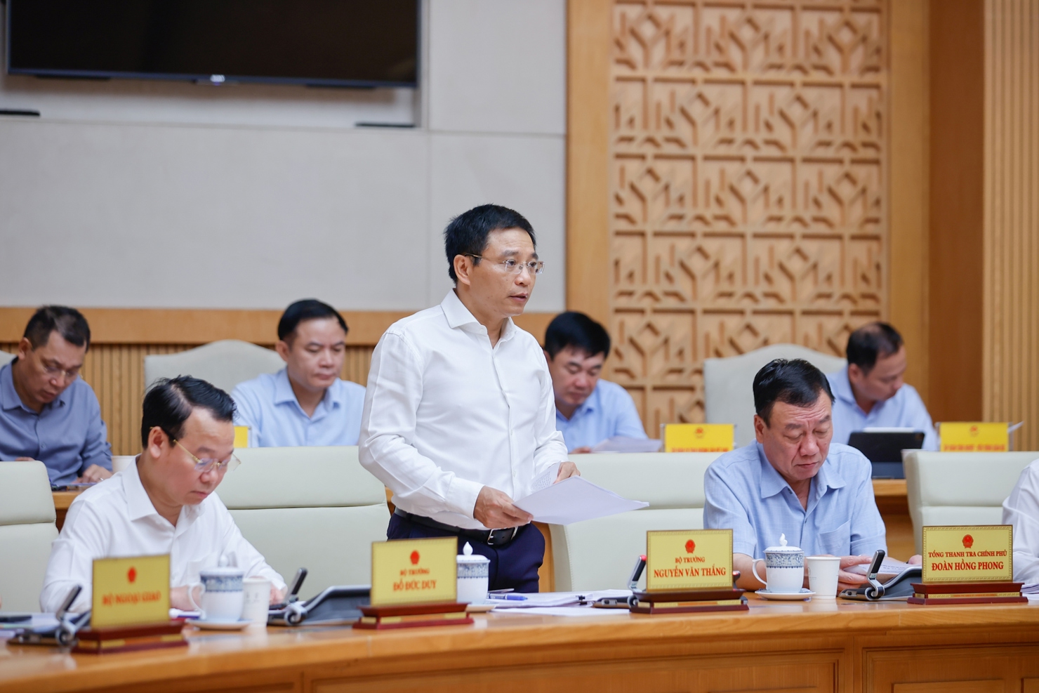 Bộ trưởng Bộ Tài chính Nguyễn Văn Thắng báo cáo tại phiên họp. Ảnh: VGP 