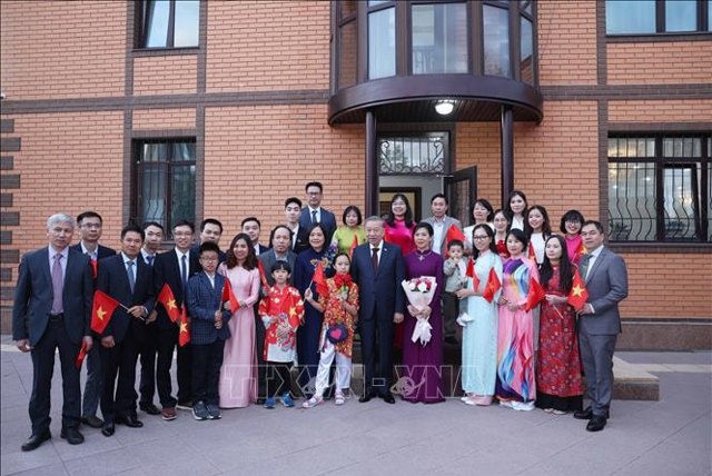 Tổng Bí thư Tô Lâm và Phu nhân với gia đình cán bộ, nhân viên Đại sứ quán Việt Nam tại Kazakhstan. Ảnh: Thống Nhất - TTXVN.