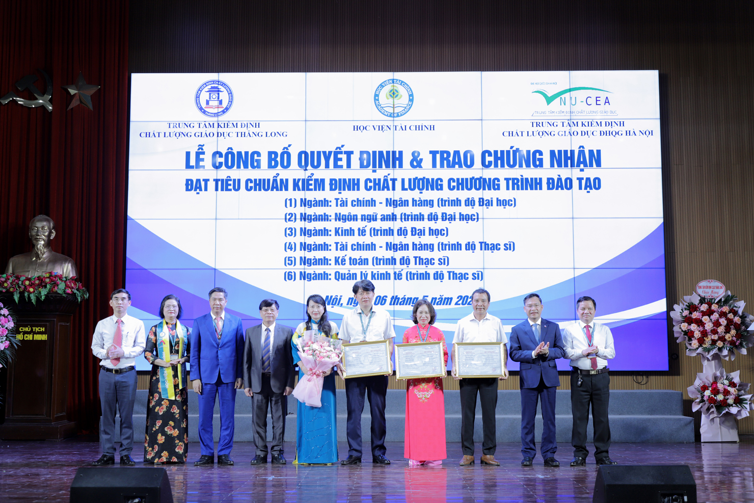 Trao Quyết định v&agrave; Giấy chứng nhận cho c&aacute;c&nbsp;Chương tr&igrave;nh đ&agrave;o tạo Thạc sĩ đạt chuẩn kiểm định chất lượng