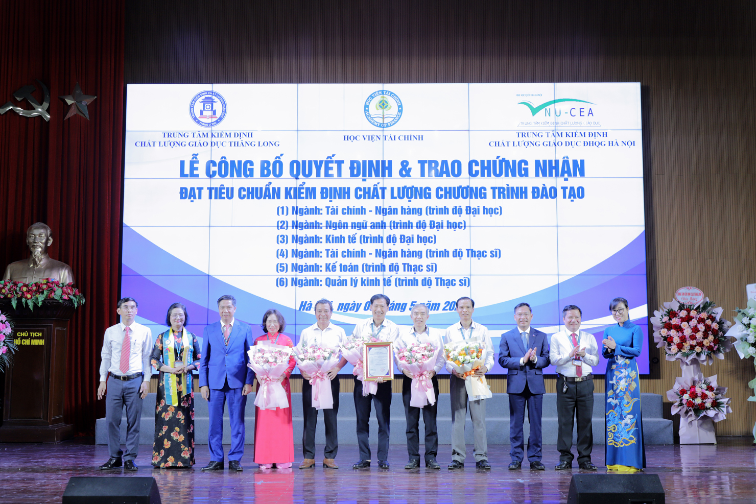 Trao Quyết định v&agrave; Giấy chứng nhận cho c&aacute;c&nbsp;Chương tr&igrave;nh đ&agrave;o tạo Đại học đạt chuẩn kiểm định chất lượng