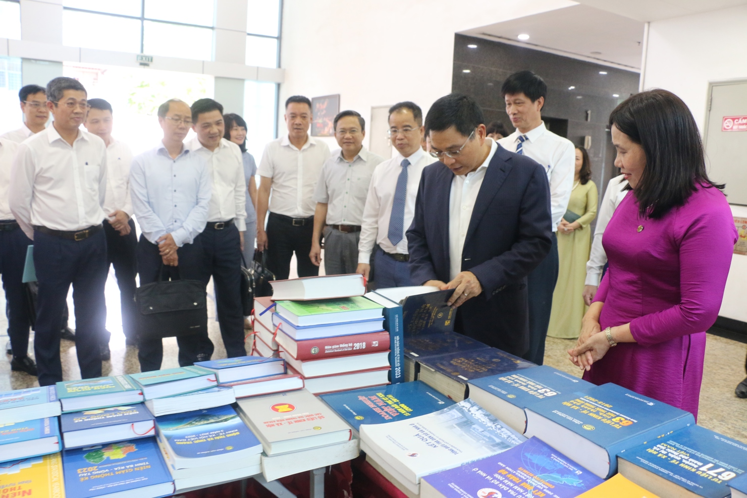 Bộ trưởng Nguyễn Văn Thắng nghe giới thiệu về một số ấn phẩm ti&ecirc;u biểu của Cục Thống k&ecirc;.