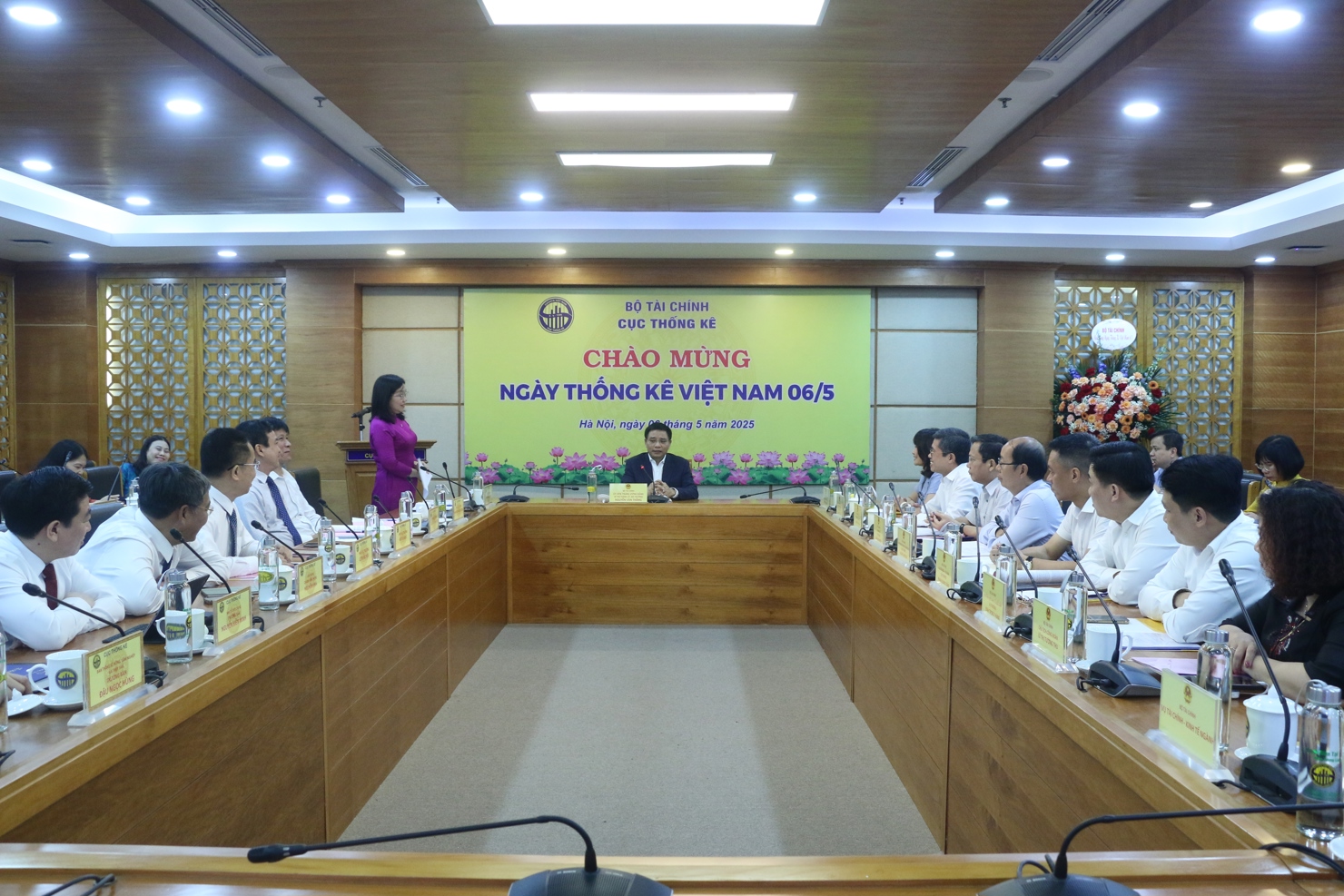 B&agrave; Nguyễn Thị Hương - Cục trưởng Cục Thống k&ecirc; b&aacute;o c&aacute;o tại buổi l&agrave;m việc.