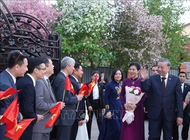 Tổng Bí thư Tô Lâm và Phu nhân đến thăm Đại sứ quán Việt Nam tại Kazakhstan. Ảnh: Thống Nhất - TTXVN. 