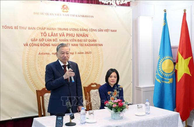 Tổng Bí thư Tô Lâm nói chuyện thân mật với cán bộ, nhân viên Đại sứ quán và đại diện cộng đồng người Việt Nam đang sinh sống, học tập và làm việc tại Kazakhstan. Ảnh: Thống Nhất - TTXVN. 