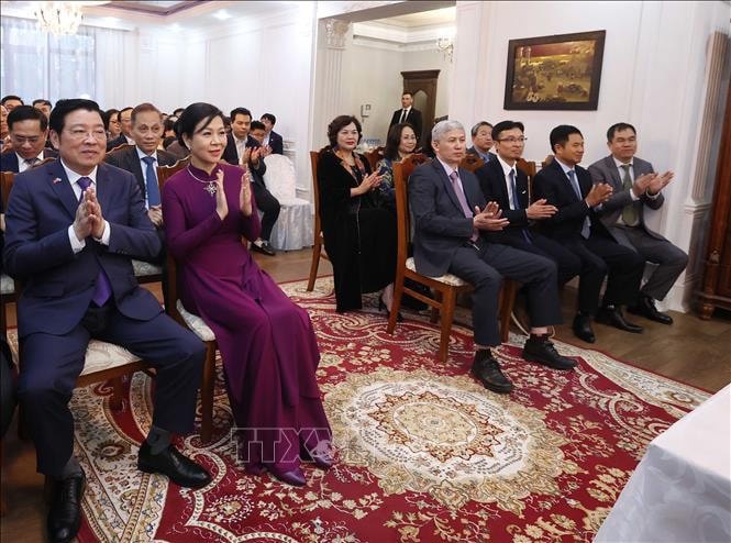 Phu nhân Tổng Bí thư và đại biểu đoàn Việt Nam tham dự buổi gặp gỡ của Tổng Bí thư Tô Lâm với cán bộ Đại sứ quán và cộng đồng người Việt Nam tại Kazakhstan. Ảnh: Thống Nhất -TTXVN. 
