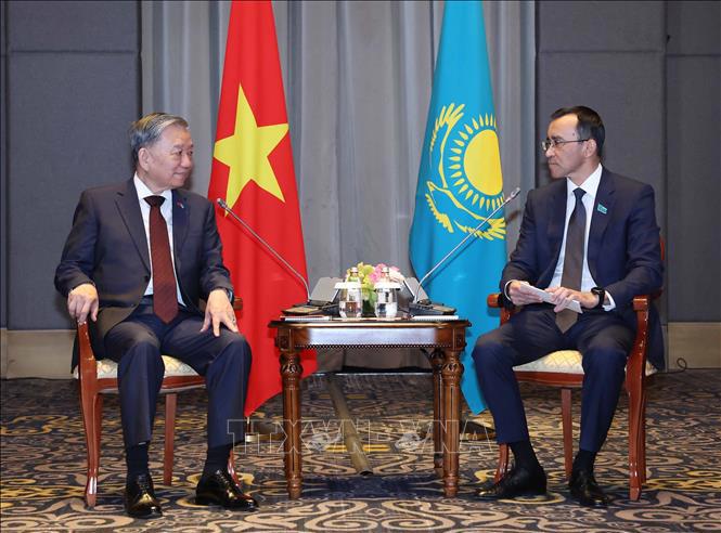 Tổng Bí thư Tô Lâm hội kiến Chủ tịch Thượng viện Cộng hòa Kazakhstan Maulen Ashimbayev. Ảnh: TTXVN. 