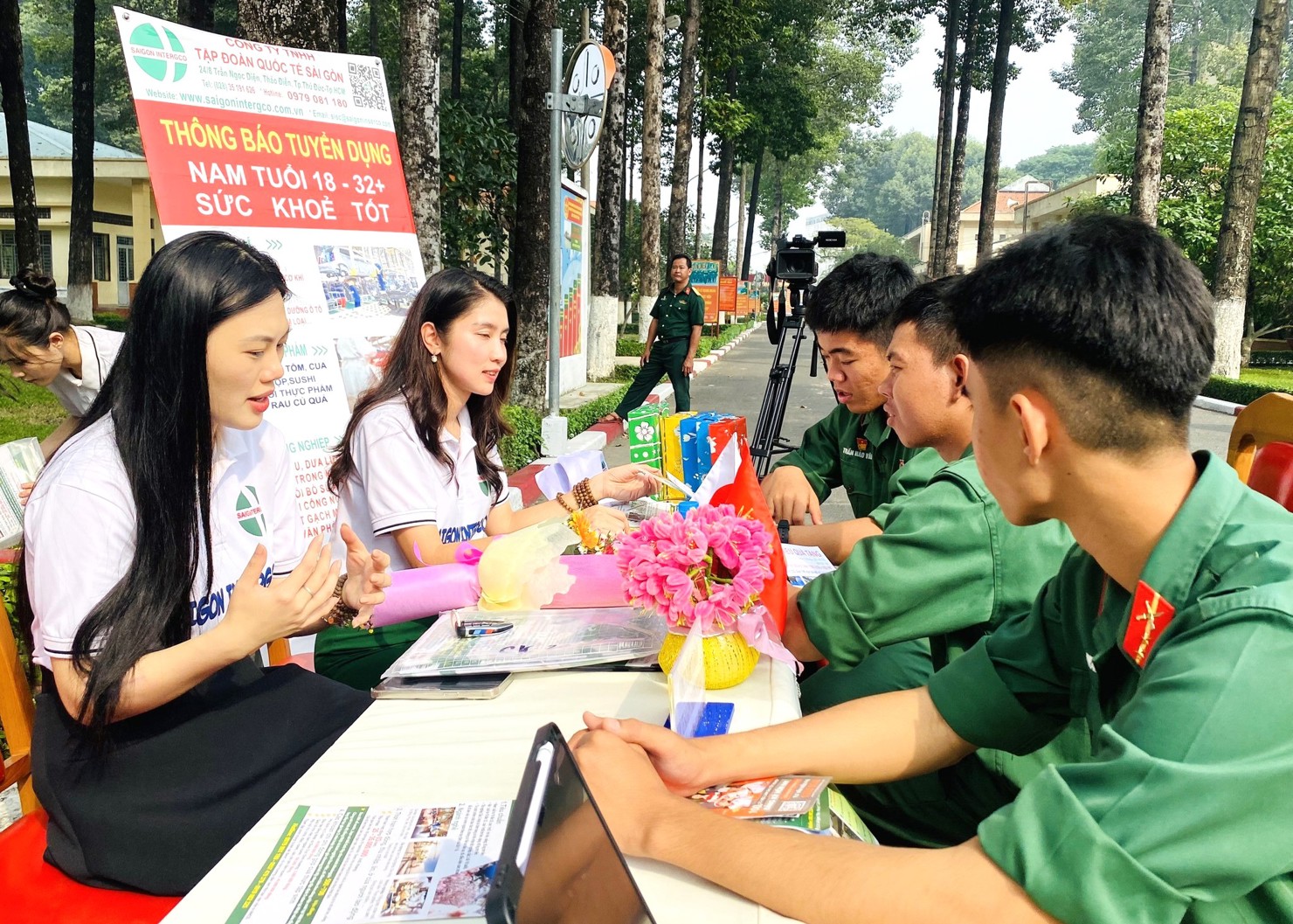 Phiên giao dịch việc làm dành cho bộ đội xuất ngũ do Trung tâm Dịch vụ việc làm TP. Hồ Chí Minh tổ chức.