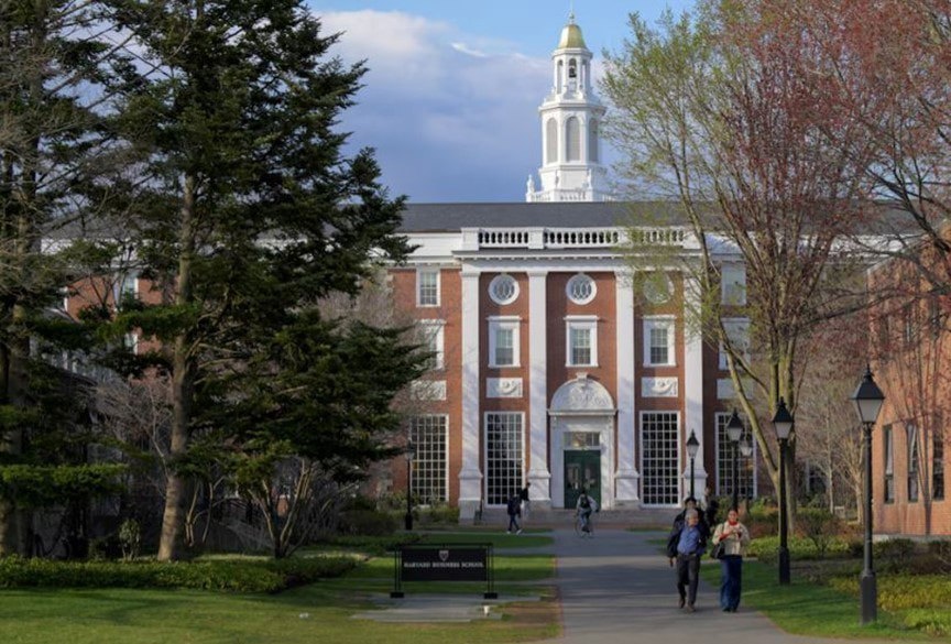 Bộ Giáo dục Mỹ tạm dừng tài trợ 8 tỷ USD cho Đại học Harvard - Ảnh 1