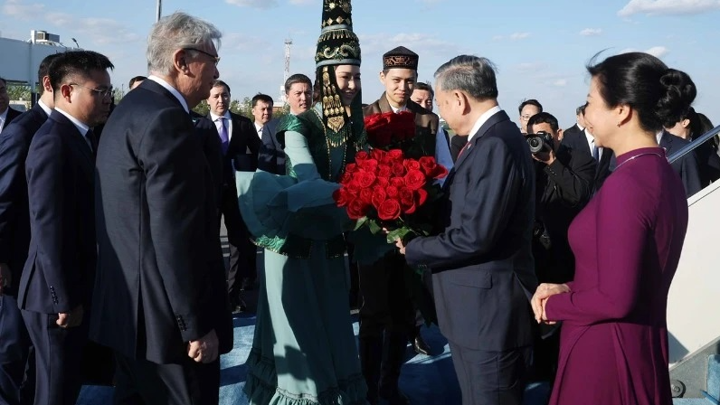 Lễ đón Tổng Bí thư Tô Lâm và Phu bongdaso - tin bóng đá mới nhất tại Sân bay quốc tế Nursultan Nazarbayev, thủ đô Astana. (Ảnh: THỐNG NHẤT/TTXVN).
