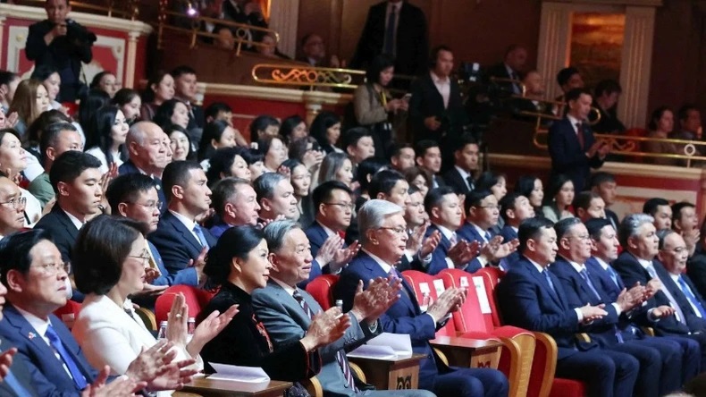 Tổng Bí thư Tô Lâm và Phu nhân với Tổng thống bongdaso dữ liệu Kassym-Jomart Tokayev dự chương trình hòa nhạc hữu nghị Việt Nam - bongdaso dữ liệu. (Ảnh: TTXVN).