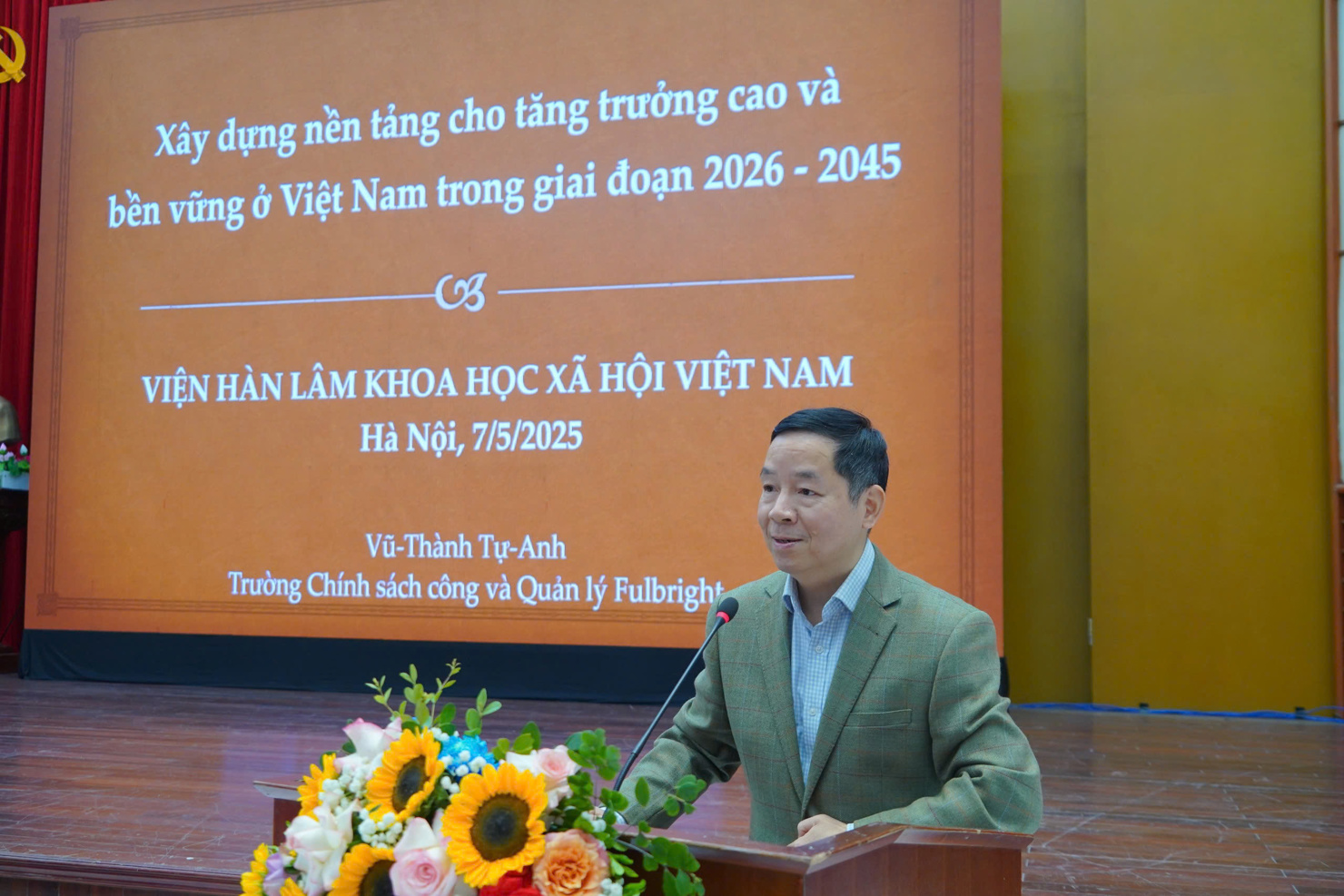 TS .Vũ Thành Tự Anh trình bày tham luận tại Hội thảo 