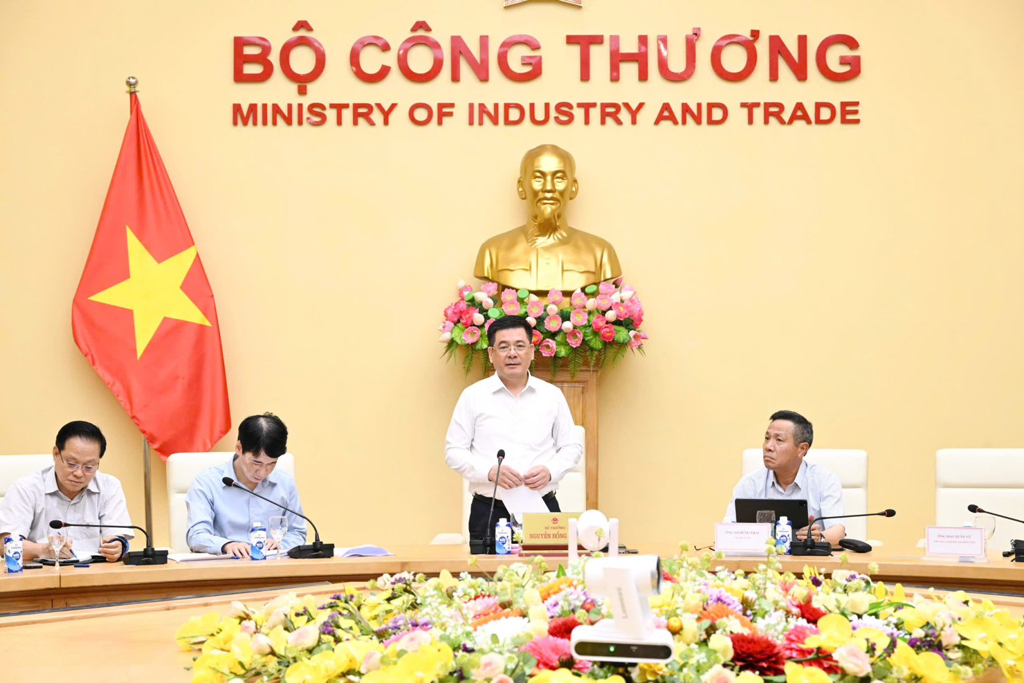 Bộ trưởng Nguyễn Hồng Diên cho rằng, cần khẩn trương rà soát, kịp thời tháo gỡ các khó khăn vướng mắc, tạo điệu kiện thuận lợi cho các doanh nghiệp mua bán, bổ sung cho nhu cầu hàng hóa của nhau.