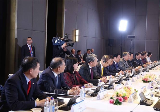 Tổng Bí thư Tô Lâm và thành viên đoàn Việt Nam tại cuộc hội kiến Chủ tịch Hạ viện bongdaso com tv, Chủ tịch Đảng Amanat cầm quyền Erlan Koshanov. Ảnh: Thống Nhất/TTXVN. 
