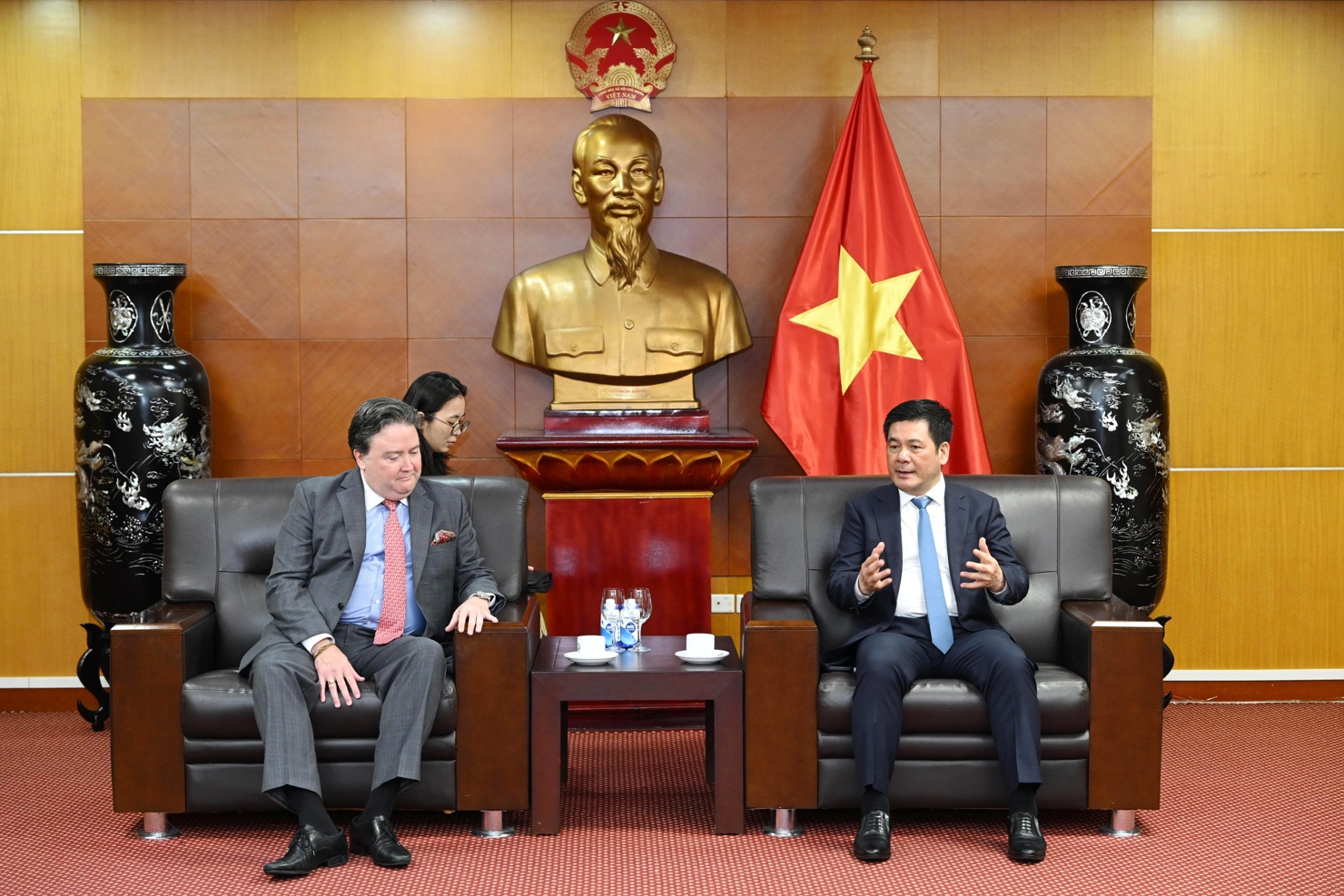 Bộ trưởng Bộ Công Thương Nguyễn Hồng Diên trao đổi với Ngài Marc E. Knapper - Đại sứ đặc mệnh toàn quyền Hợp chúng quốc Hoa Kỳ tại Việt Nam.