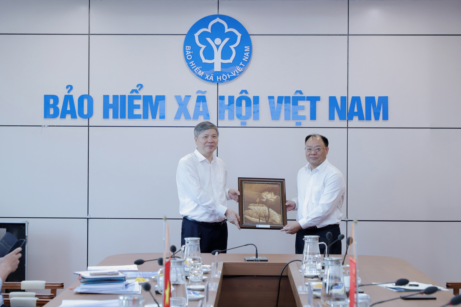 Lãnh đạo BHXH Việt Nam tặng quà lưu niệm cho Lãnh đạo Cục An sinh y tế Khu tự trị dân tộc Choang Quảng Tây.