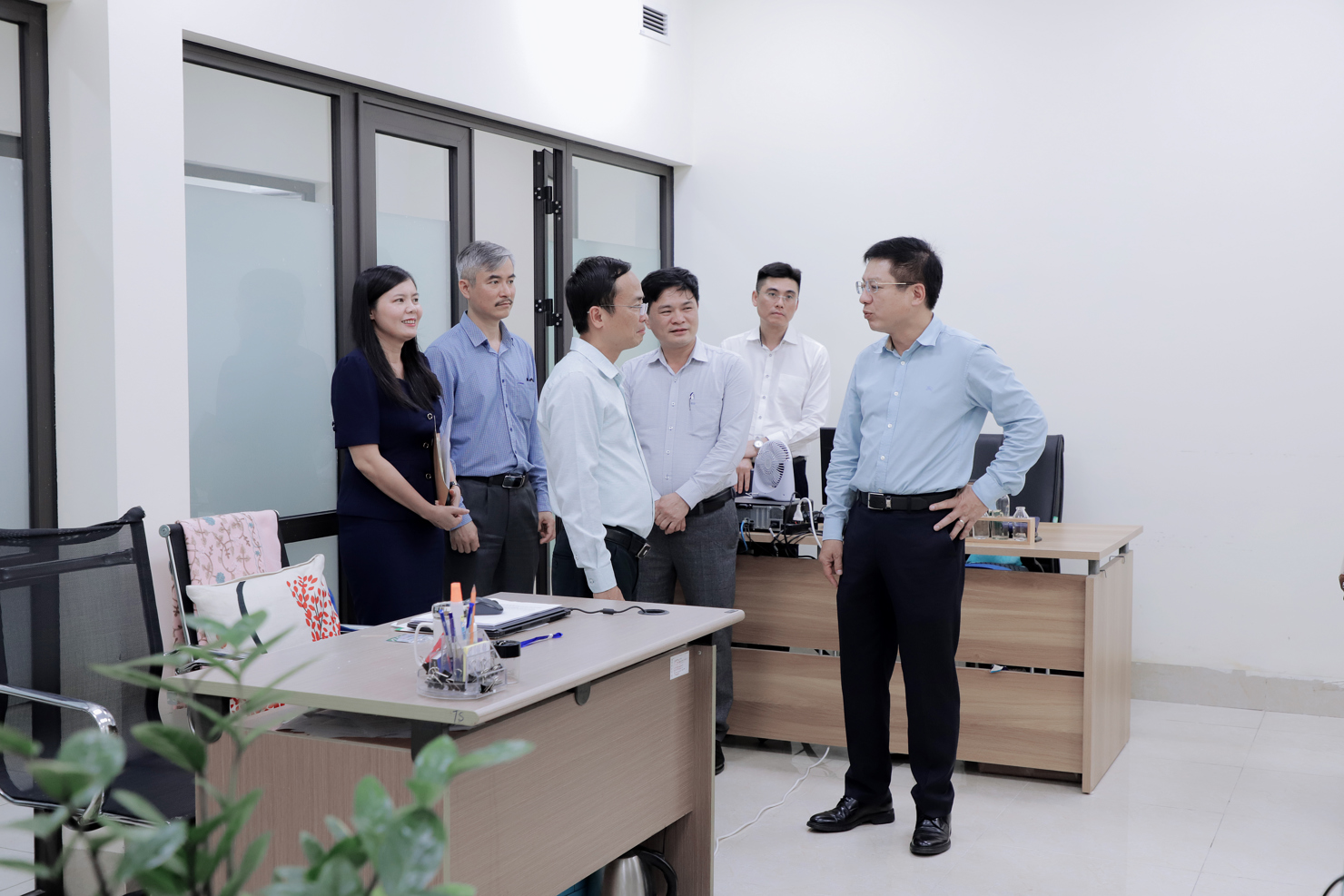 Thứ trưởng Hồ Sỹ H&ugrave;ng đi thăm cơ sở vật chất v&agrave; lắng nghe t&acirc;m tư c&aacute;c c&aacute;n bộ.
