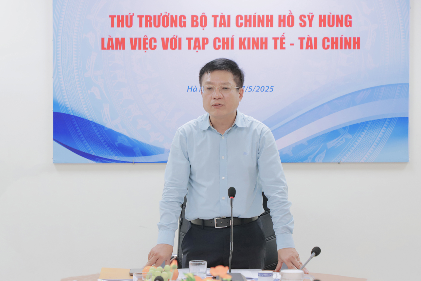 Thứ trưởng Hồ Sỹ H&ugrave;ng ph&aacute;t biểu chỉ đạo tại buổi l&agrave;m việc.