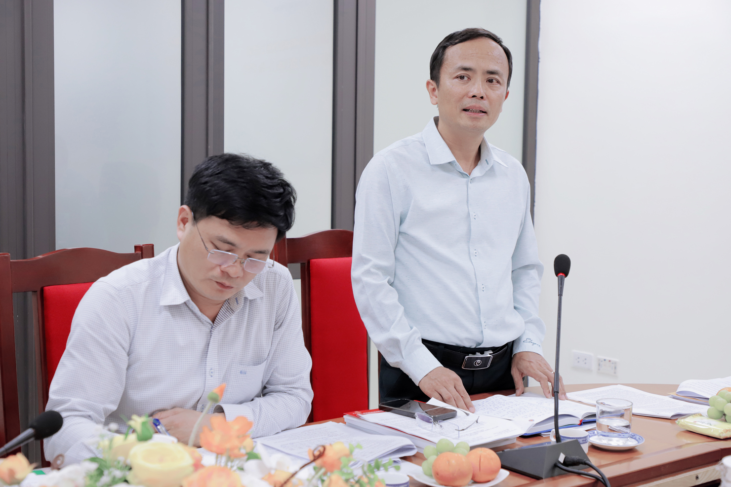 Tổng Bi&ecirc;n tập Phạm Thu Phong b&aacute;o c&aacute;o tại buổi l&agrave;m việc.