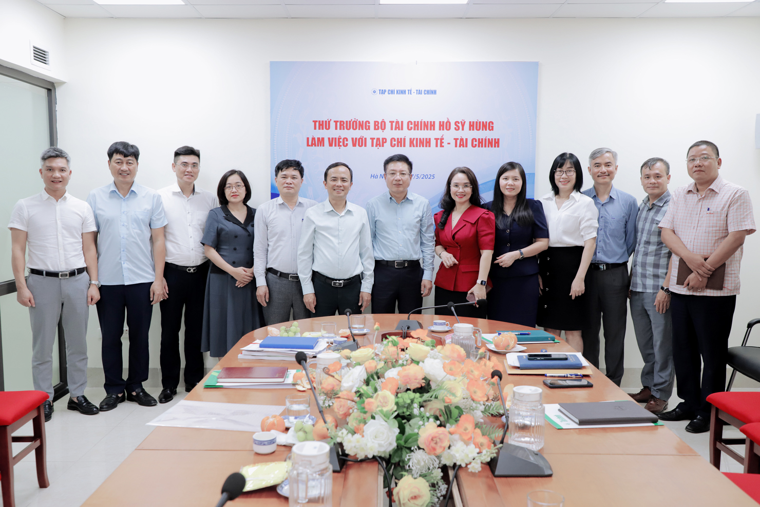 Thứ trưởng Hồ Sỹ H&ugrave;ng c&ugrave;ng tập thể L&atilde;nh đạo Tạp ch&iacute; Kinh tế -T&agrave;i ch&iacute;nh.