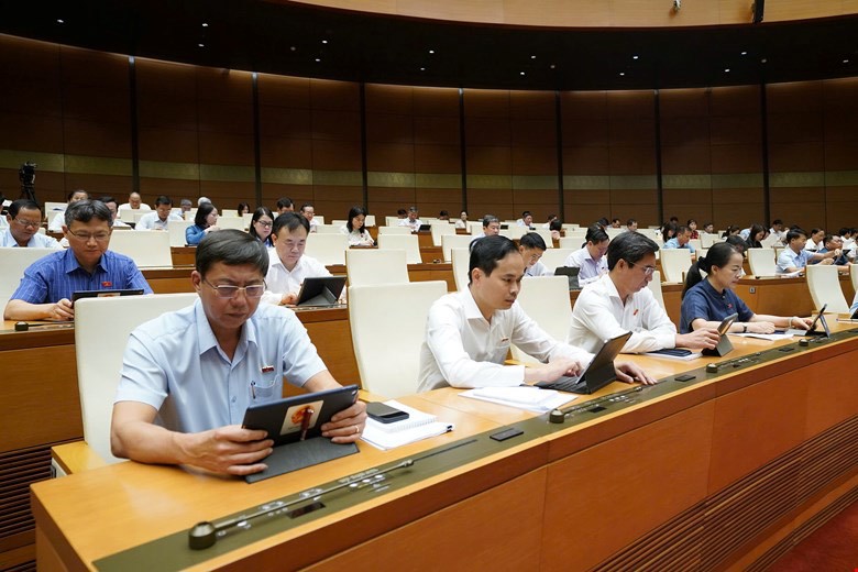 Đại biểu Quốc hội nghe Tờ trình dự thảo Nghị quyết về sửa đổi một số điều của Hiến pháp năm 2013.