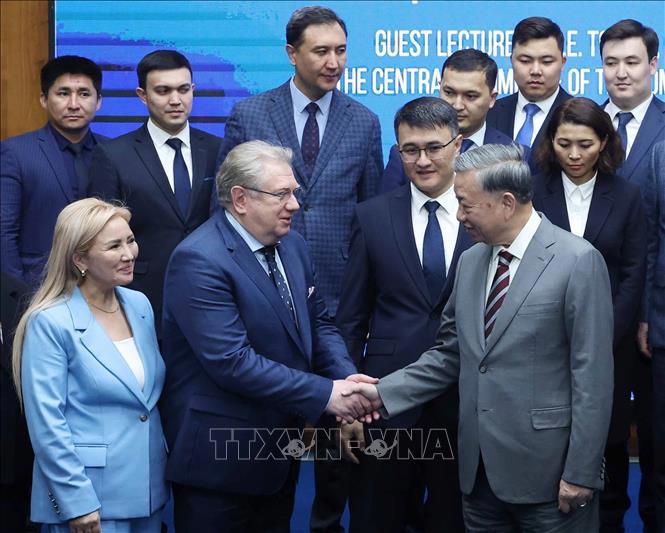 Tổng Bí thư Tô Lâm và lãnh đạo, giảng viên, học viên Học viện Hành chính Công trực thuộc Tổng thống bongdaso net. 