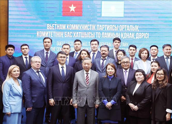 Tổng Bí thư Tô Lâm và lãnh đạo, giảng viên, học viên Học viện Hành chính Công trực thuộc Tổng thống bongdaso net. 