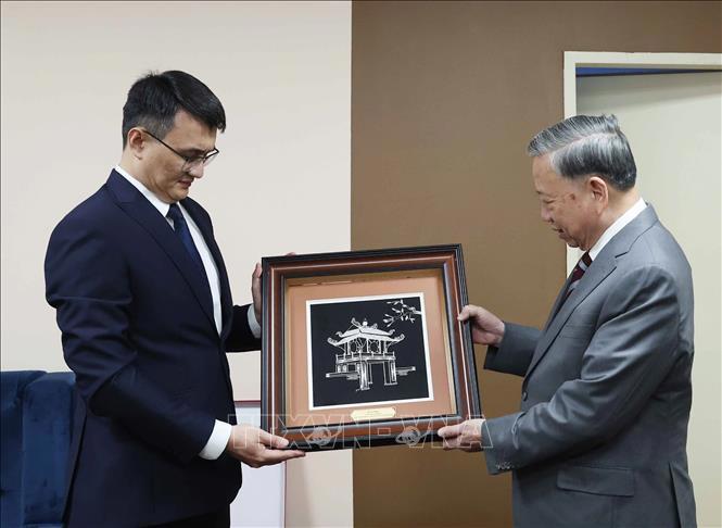 Tổng Bí thư Tô Lâm tặng quà lưu niệm cho Học viện Hành chính Công trực thuộc Tổng thống bongdaso net. 