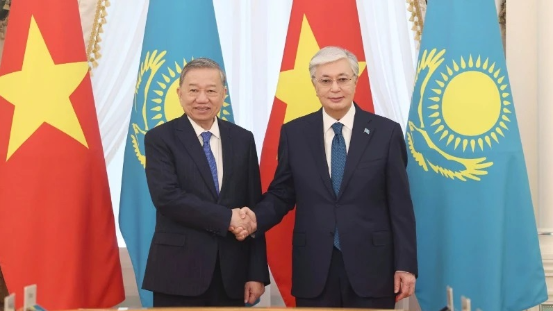 Tổng Bí thư Tô Lâm hội kiến Tổng thống bongdaso dữ liệu Kassym-Jomart Tokayev. (Ảnh: TTXVN).