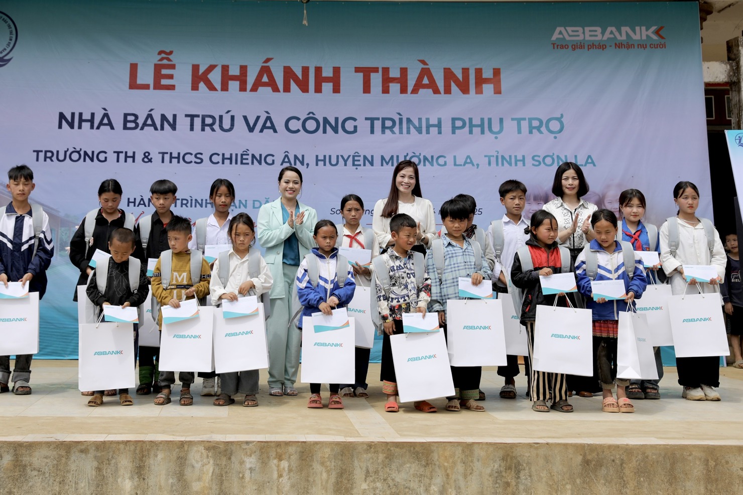 Những phần quà yêu thương được đóng góp từ chính CBNV ABBANK cùng bạn bè, người thân được trao đến các em học sinh như một lời động viên ấm áp, chân tình