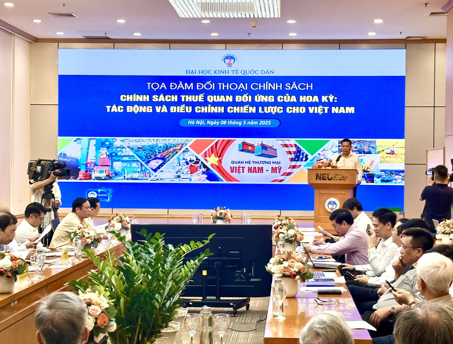 GS.TS. Nguyễn Thành Hiếu - Phó Giám đốc Đại học Kinh tế quốc dân phát biểu tại Toạ đàm. Ảnh: H.Dịu