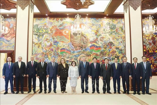 Tổng Bí thư Tô Lâm và Chủ tịch Quốc hội Azerbaijan Sahiba Gafarova cùng thành viên hai đoàn chụp ảnh chung. Ảnh: Thống Nhất/TTXVN. 