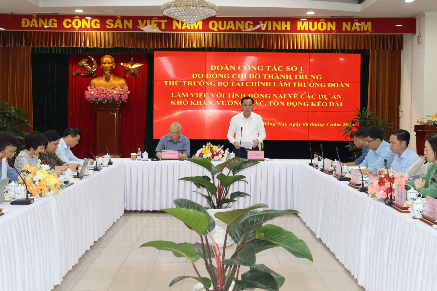 Chủ tịch UBND tỉnh Đồng Nai V&otilde; Tấn Đức b&aacute;o c&aacute;o với Đo&agrave;n C&ocirc;ng t&aacute;c. Ảnh: Thanh Sơn