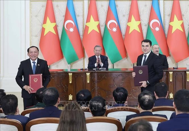 Tổng Bí thư Tô Lâm và Tổng thống Azerbaijan Ilham Aliyev chứng kiến trao đổi Bản ghi nhớ về hợp tác giữa Bộ Văn hóa, Thể thao và Du lịch Việt Nam và Bộ Văn hóa Azerbaijan. Ảnh: Thống Nhất/TTXVN. 