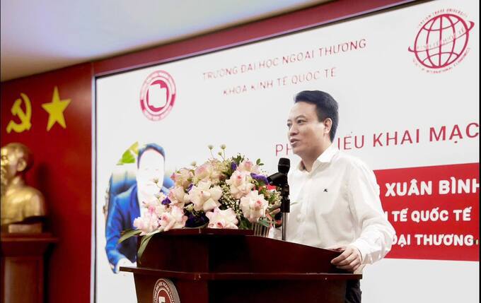 PGS. TS. Hoàng Xuân Bình - Trưởng khoa Kinh tế quốc tế phát biểu tại Toạ đàm.