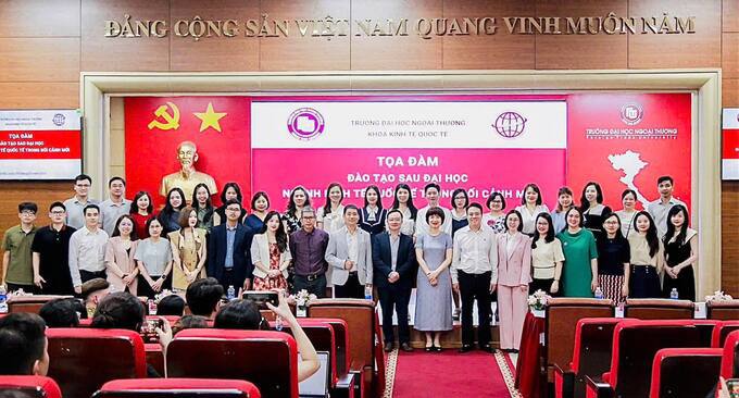 Tập thể các khách mời, diễn giả, cán bộ giảng viên trường Đại học Ngoại thương & Khoa Kinh tế quốc tế.