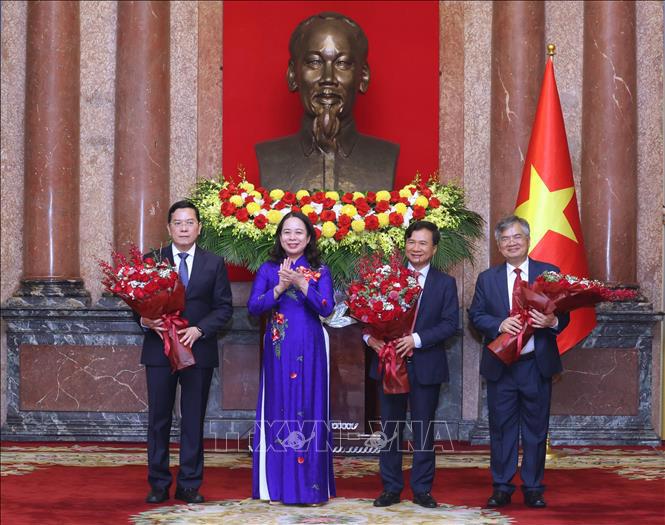 Phó Chủ tịch nước Võ Thị Ánh Xuân chúc mừng các đồng chí Phó Chủ nhiệm Văn phòng Chủ tịch được bổ nhiệm - Ảnh: TTXVN