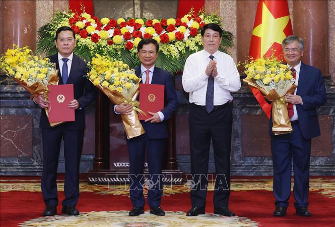 Chủ tịch nước Lương Cường trao Quyết định bổ nhiệm chức vụ Phó Chủ nhiệm Văn phòng Chủ tịch nước cho 3 đồng chí: Nguyễn Hoàng Anh, Cấn Đình Tài, Nguyễn Dũng Tiến - Ảnh: TTXVN