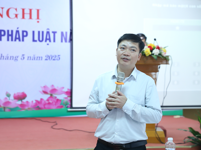 Ông Nguyễn Duy Cường - Phó Cục trưởng Cục Tiền lương và bảo hiểm xã hội (Bộ Nội Vụ) trình bày chuyên đề về Luật Bảo hiểm xã hội năm 2024.