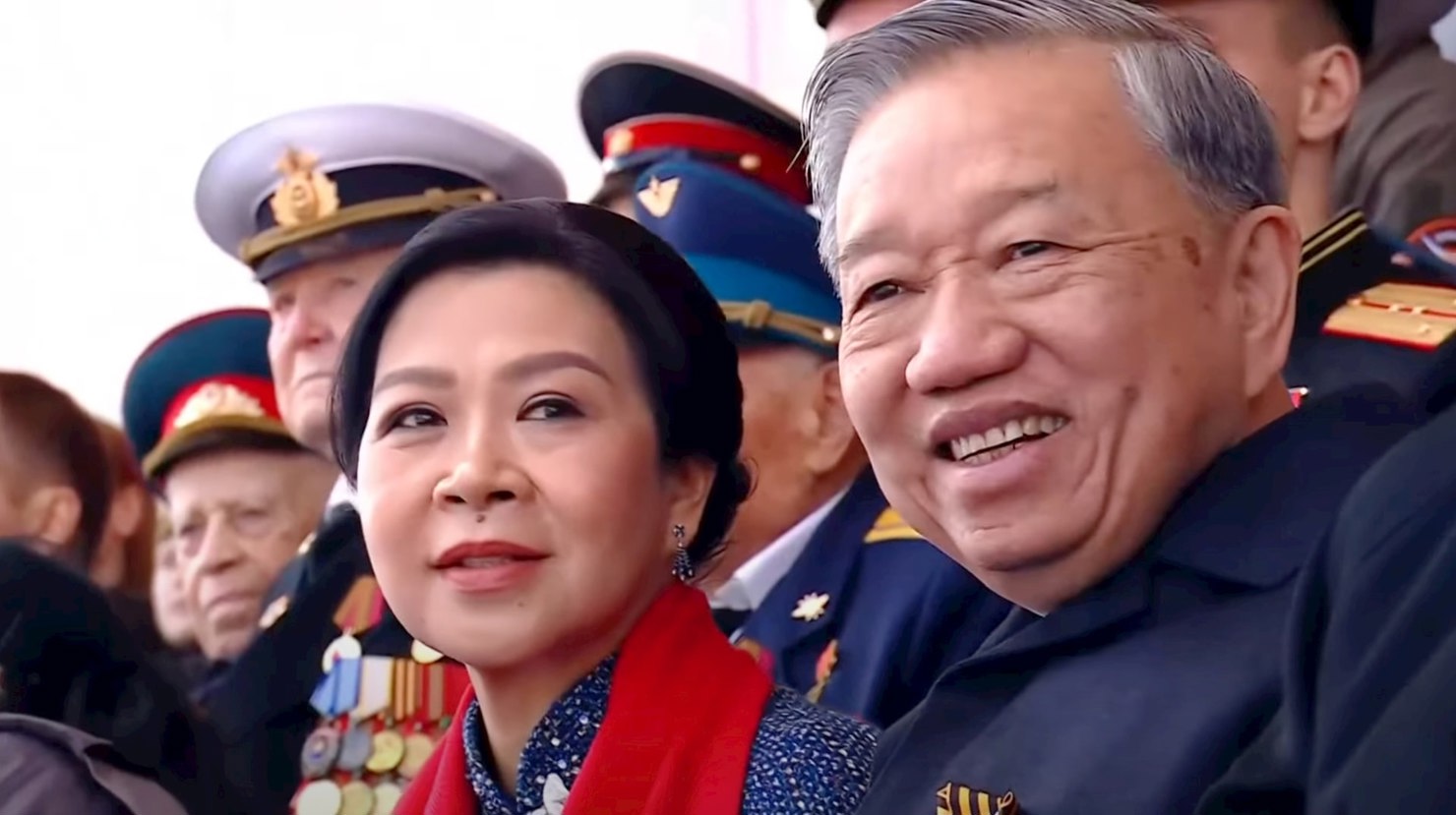 Tổng Bí thư Tô Lâm và Phu nhân Ngô Phương Ly tại lễ duyệt bongdaso kèo nhà cái. Ảnh chụp từ màn hình. 