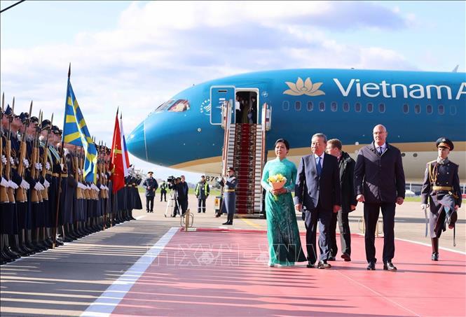Lễ đón chính thức Tổng Bí thư Tô Lâm và Phu nhân cùng Đoàn đại biểu cấp cao Việt Nam được tổ chức trọng thể ngay tại sân bay Vnukovo 2 - Ảnh: TTXVN.