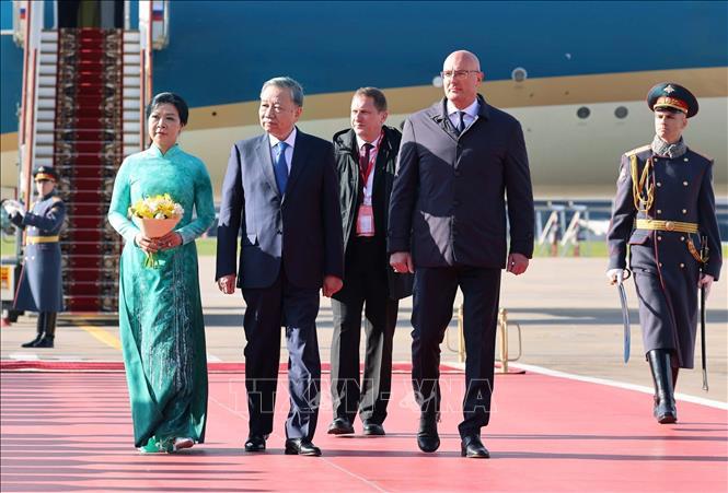 Phó Thủ tướng Liên bang Nga Chernyshenko tháp tùng Tổng Bí thư đi dọc thảm đỏ tới vị trí danh dự - Ảnh: TTXVN.