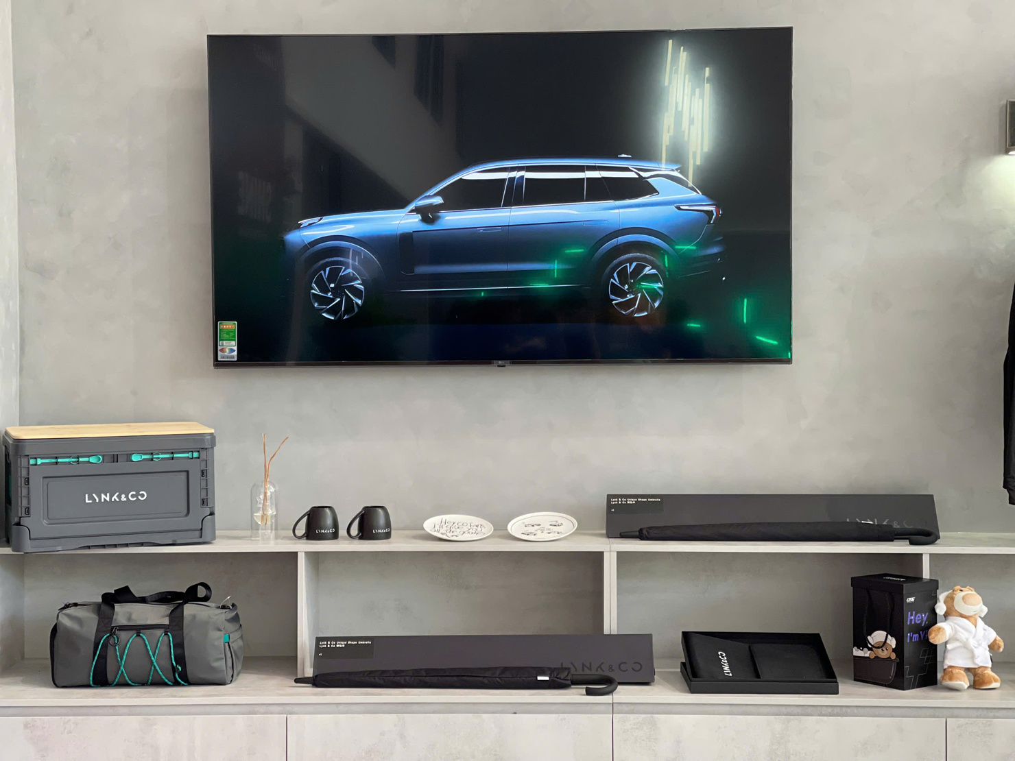 Mỗi showroom chính là một “Co:club”, nơi khách hàng có thể tham gia các buổi Co:talk truyền cảm hứng, khám phá các bộ Co:collection thời trang và phụ kiện độc quyền, hay đồng hành cùng cộng đồng chủ bongdaso tin tức trong những chuyến roadtrip và hoạt động hội nhóm.