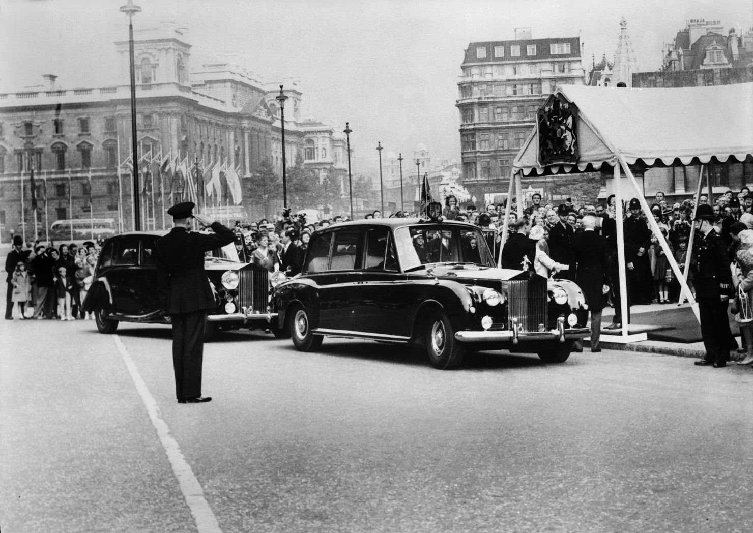 Nữ hoàng Elizabeth II xuất hiện Luân Đôn cùng chiếc Phantom.