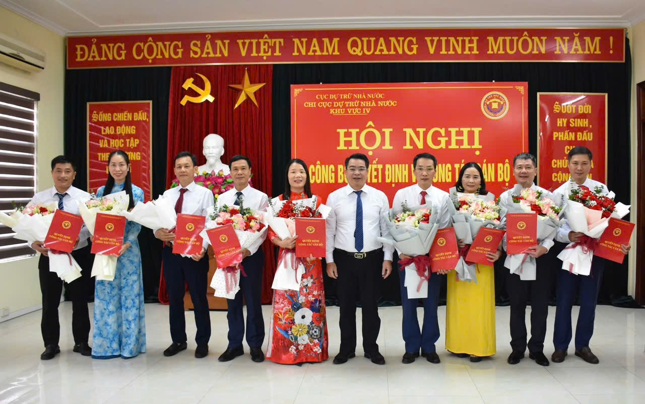 Thừa ủy quyền, lãnh đạo bongdaso com tv cục DTNN khu vực IV đã trao quyết định và tặng hoa chúc mừng các công chức được bổ nhiệm.
