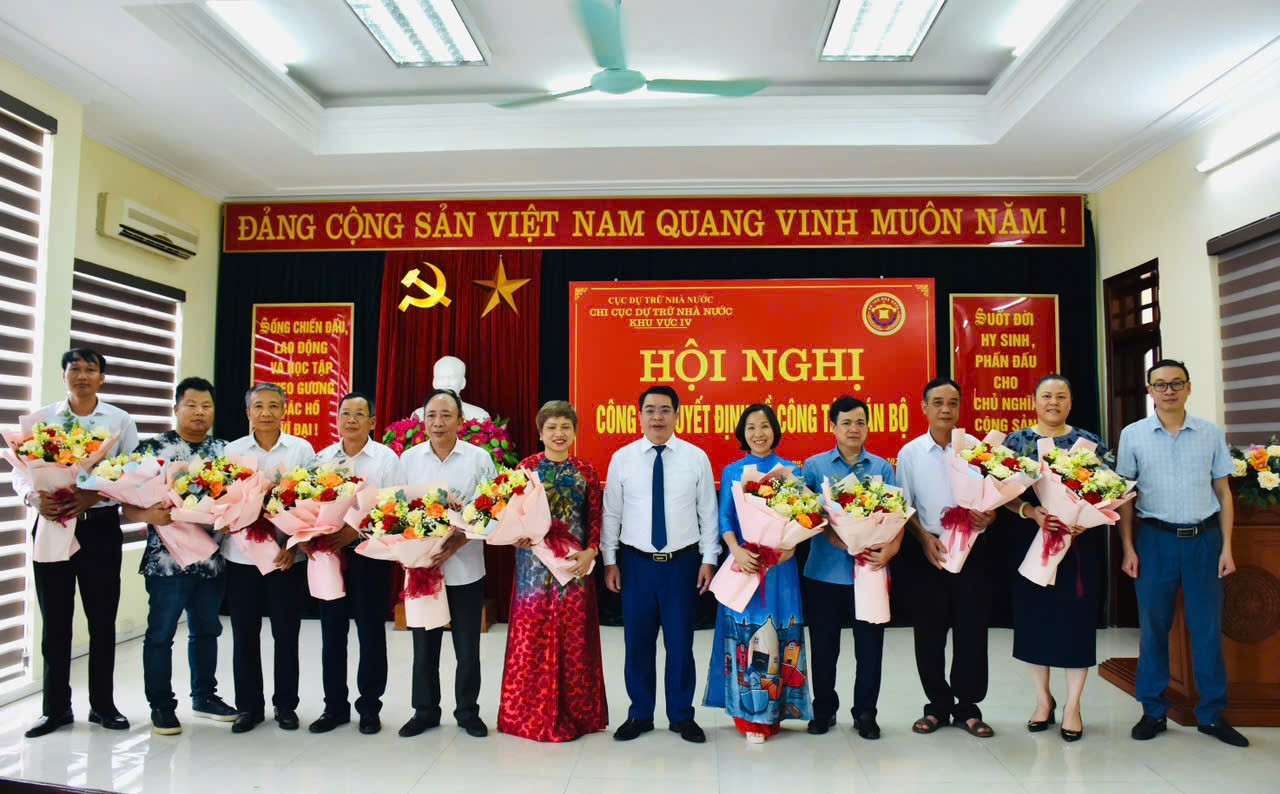 Lãnh đạo bongdaso com tv cục DTNN khu vự IV tặng hoa tri ân 10 công chức tình nguyện viết đơn nghỉ hưu trước tuổi.