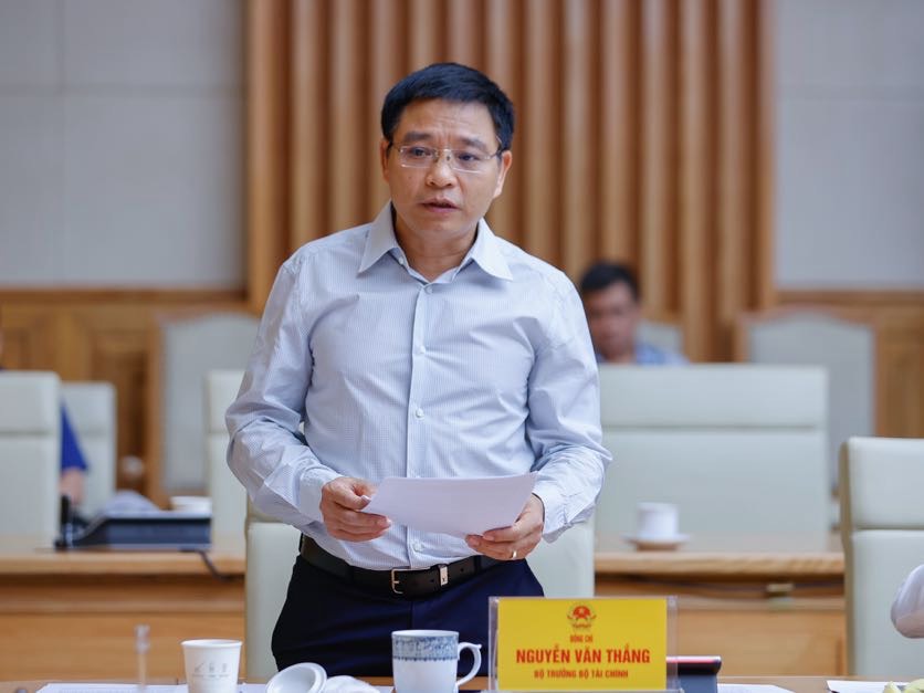 Bộ trưởng Bộ Tài chính Nguyễn Văn Thắng báo cáo tại Phiên họp. Ảnh: VGP