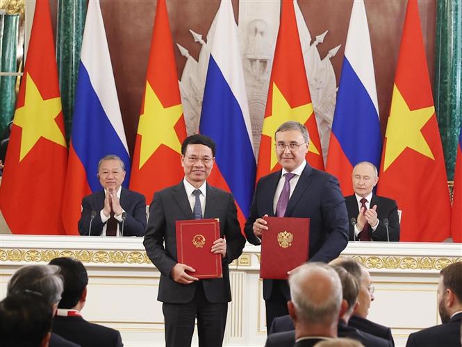 Tổng Bí thư Tô Lâm và Tổng thống Vladimir Putin chứng kiến trao Thỏa thuận giữa hai Bộ Khoa học và Công nghệ về hợp tác cùng tuyển chọn các đề tài, dự án nghiên cứu khoa học và công nghệ Việt - Nga. Ảnh: TTXVN. 